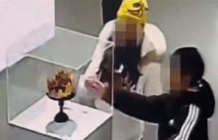 بقيمة 2.27 مليون يوان صيني.. طفل يتلف تاجاً من الذهب