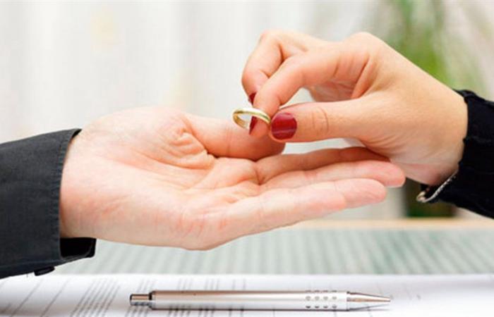 طلقها بـ "الثلاثة".. فنان شهير يُعلن انفصاله عن زوجته الإعلامية (صورة)