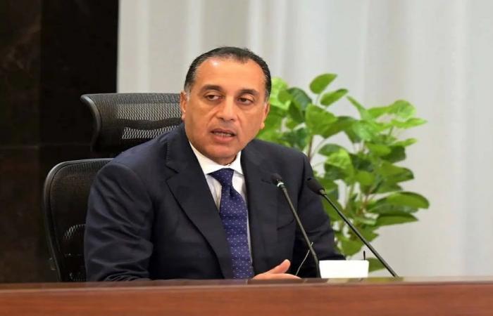 رزمة رسائل بجعبة رئيس الحكومة المصرية