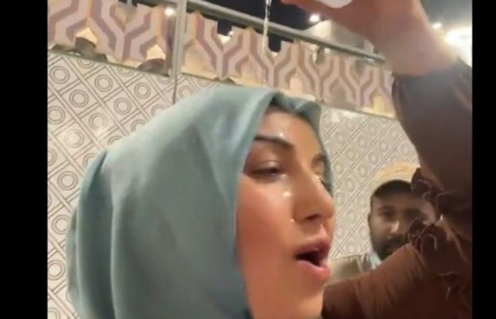 ما فعلته هذه السيدة أثناء أداء مناسك العمرة يُثير الجدل.. شاهدوا الفيديو