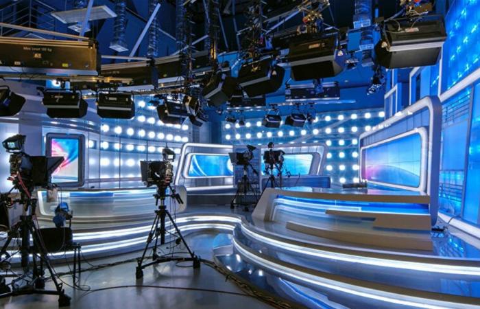 صرخت ومزقت ملابسها.. شاهدوا ماذا حدث مباشرة على الهواء خلال بث نشرة الأخبار (فيديو)