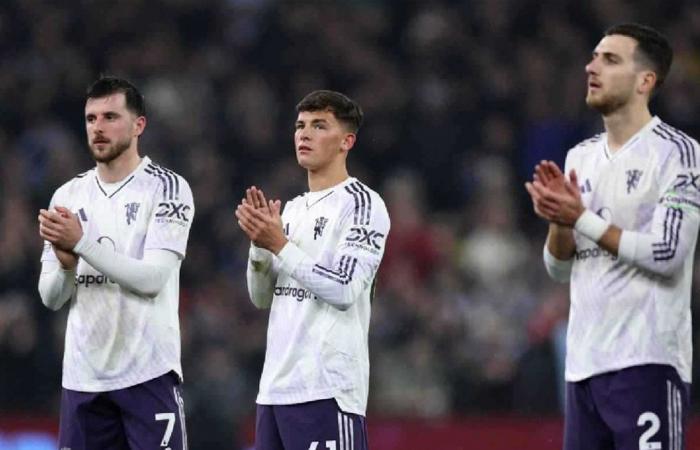 من اللاعب الذي أثار استياء جماهير مانشستر يونايتد في مواجهة أستون فيلا؟