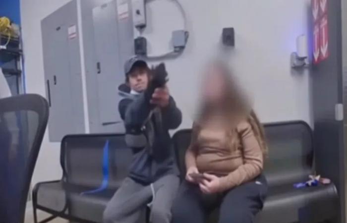 بالفيديو: شرطي ينجو من محاولة قتل