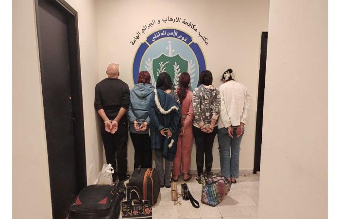 بجرم “الدعارة”.. توقيف فتيات وسائقهنّ!