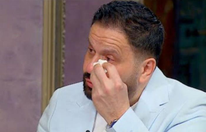 بعد إصابته بمرض السرطان.. فنان شهير يُقلق الجمهور بعد ظهوره على كرسي متحرك (صورة)