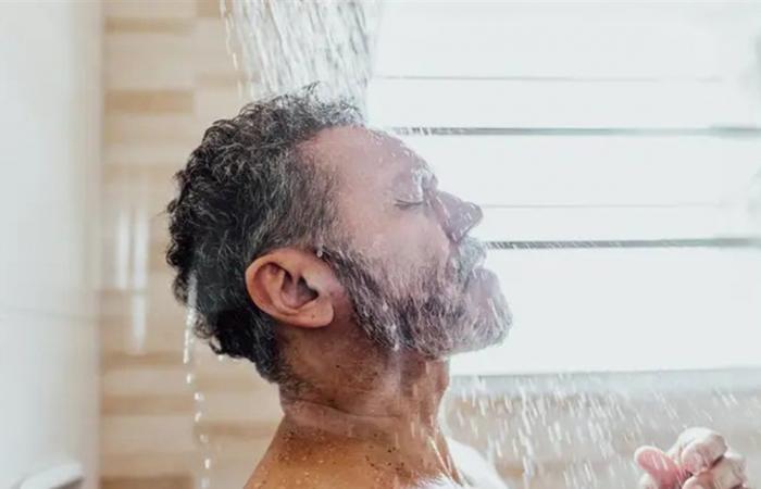 قد يرفع ضغط الدم.. احذر من الاستحمام بالماء البارد