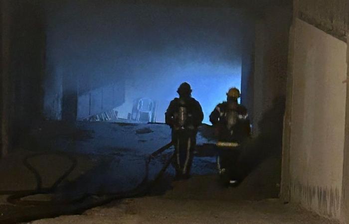 بالصور: إخماد حريق داخل معمل في غزير