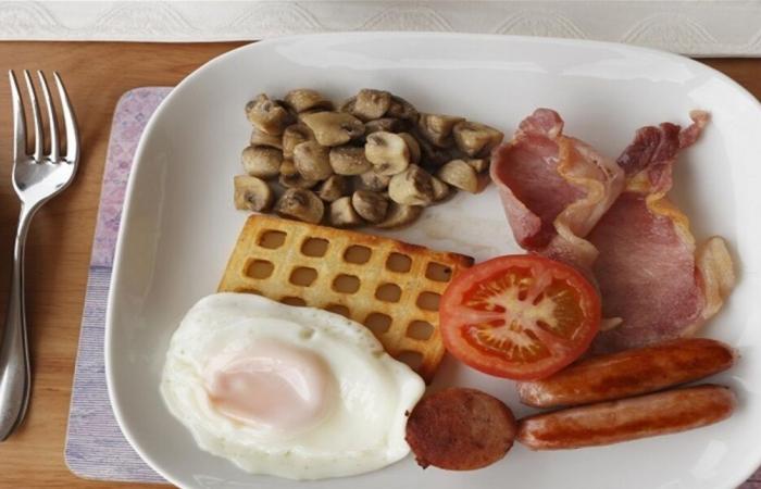 هل توقيت وجبة الإفطار يؤثر في مستويات الكوليسترول؟