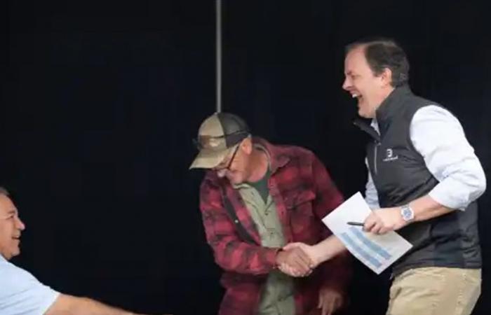 رئيس شركة أميركية يمنح موظفيه 240 مليون دولار!