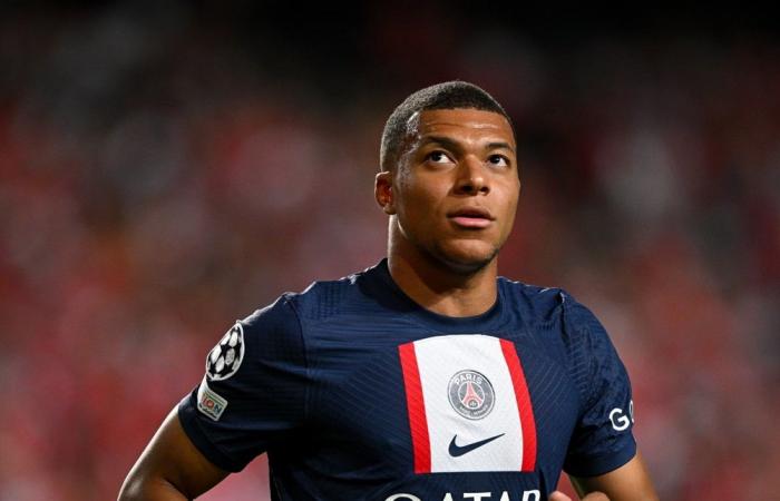 ارتدى قميص المنتخب المغربي.. مبابي في مدرجات ملعب الرباط (فيديو)