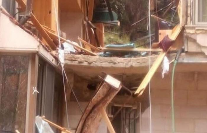 صخرة ضخمة اجتاحت أحد المنازل في تنورين