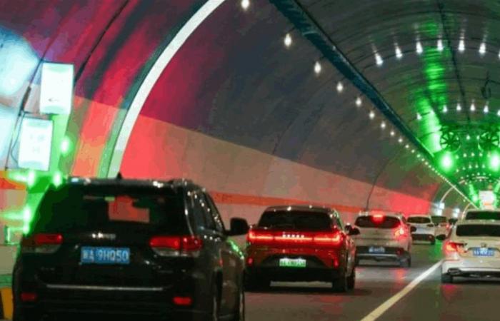 درجات حرارة تصل إلى -42 مئوية.. شاهدوا أطول نفق طريق سريع في العالم (صور)