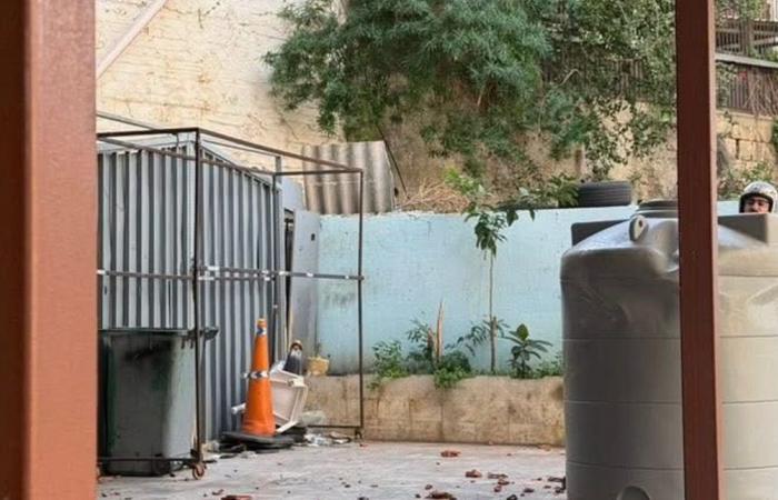 بالصور... سقوط خزان مياه عن سطح مبنى بسبب إشتداد سرعة الرياح