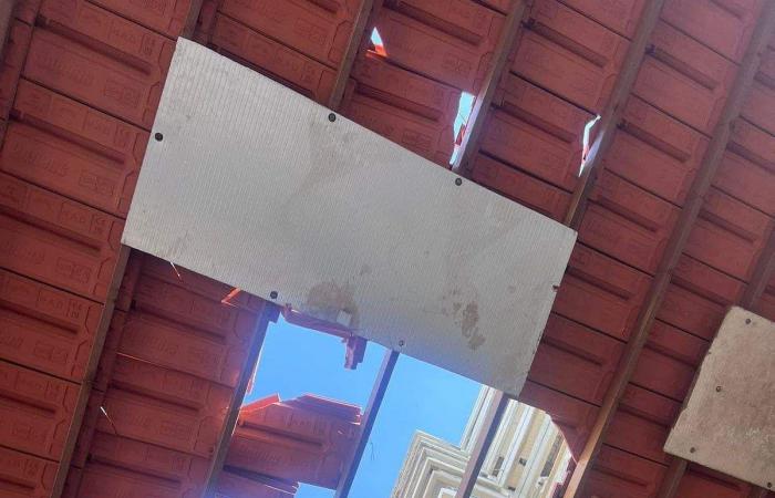 بالصور... سقوط خزان مياه عن سطح مبنى بسبب إشتداد سرعة الرياح