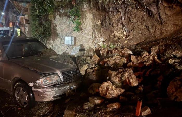 إنهيار جدار دعم على سيارة بسبب الأمطار