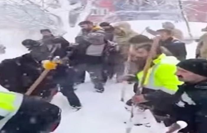 في تركيا... إنتشال أم وطفليها من تحت الثلوج!