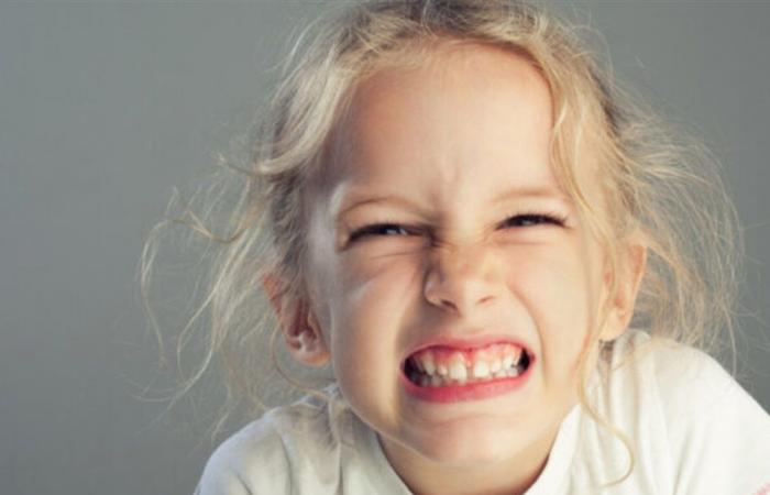 صرير الأسنان عند الأطفال.. متى يستدعي القلق؟