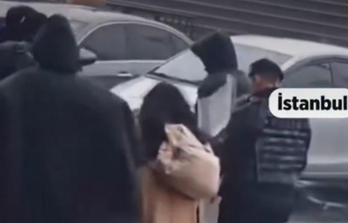 وسط عاصفة عنيفة.. إنقاذ أم وطفلها أثناء عبورهما أحد الشوارع (فيديو)