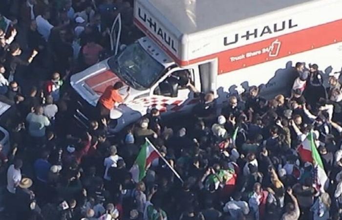 شاحنة تدهس متظاهرين ضد النظام الإيراني في لوس أنجلوس! (فيديو)