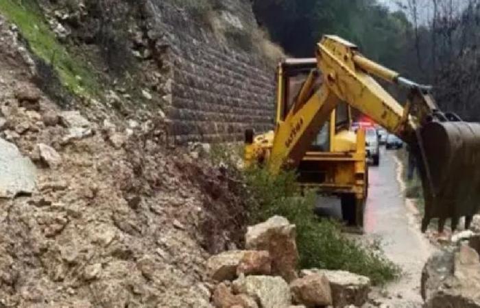 انهيار الصخور والأتربة على هذه الطرقات
