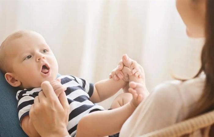 مراحل نمو اللغة.. متى يبدأ الطفل بالرد على اسمه؟