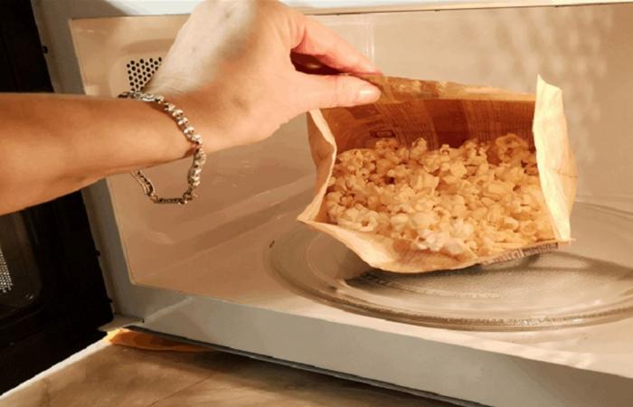 الفشار بالميكروويف: وجبة صحية أم خطر خفي؟