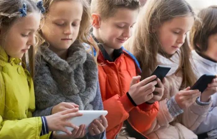 بريطانيا تدرس حظر وسائل التواصل على القاصرين