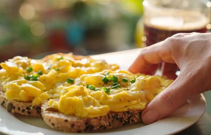 متى يجب أن نتناول البيض؟ دراسة تجيب