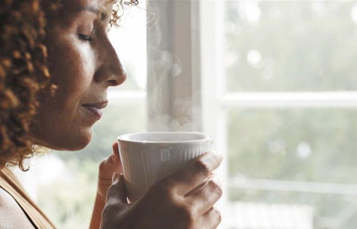 إلى عشاق القهوة الصباحية.. هل شربها على معدة فارغة يهدد صحتك؟