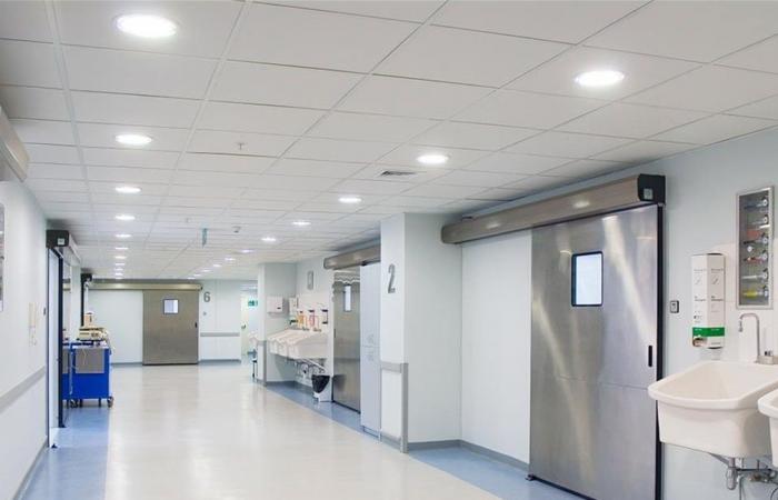 فنان شهير خضع لجراحة دقيقة في الرأس... ماذا كُشِفَ عن وضعه الصحيّ؟