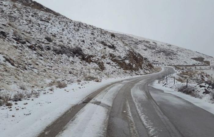 طرقات جبلية مقطوعة بسبب تراكم الثلوج