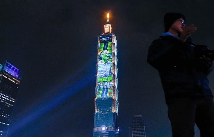 إنجاز تاريخي.. رجل تسلق ناطحة سحاب من دون أدوات الأمان