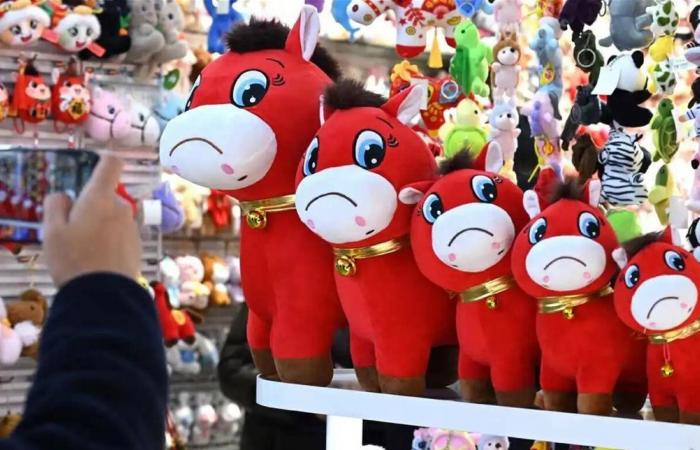 خطأ في "الخياطة" يصنع ثروة.. "الحصان الباكي" يغزو أسواق الصين