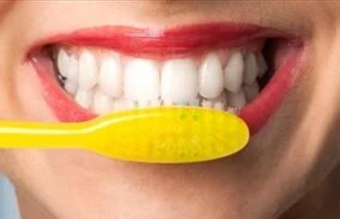 مسحوق صيني يبيض الأسنان بالفرشاة الكهربائية