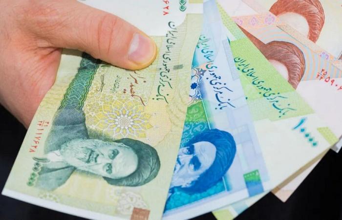 هبوط الريال الإيراني إلى أدنى مستوى له