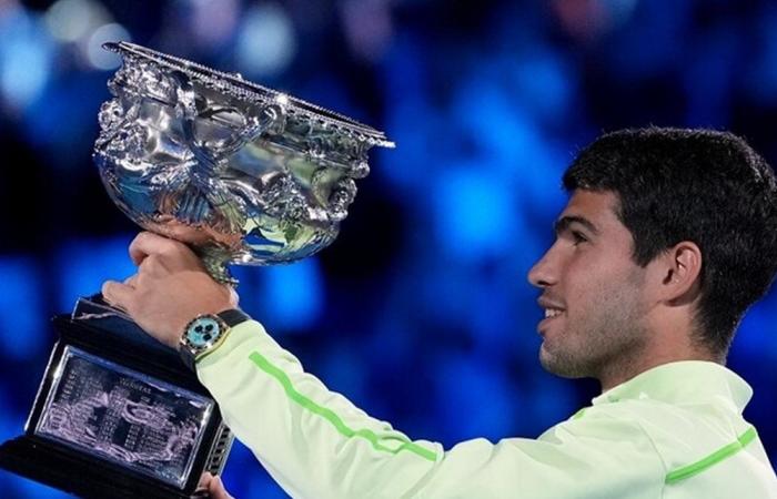 لأول مرة.. النجم ألكاراز يرفع كأس بطولة أستراليا الكبرى