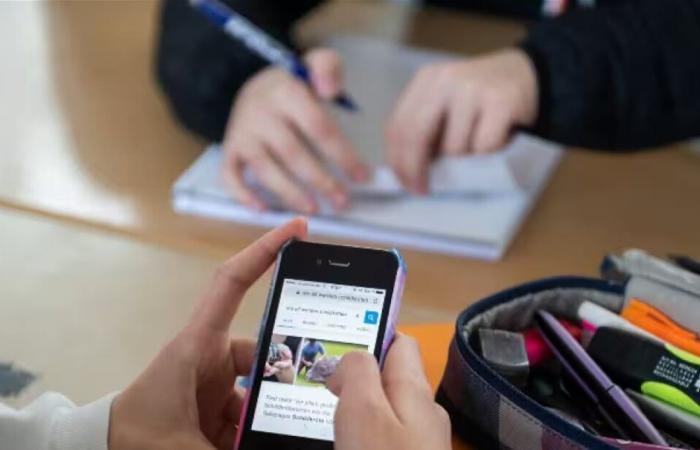 دولة تمنع استخدام الهواتف المحمولة داخل الفصول الدراسية في كل المدارس