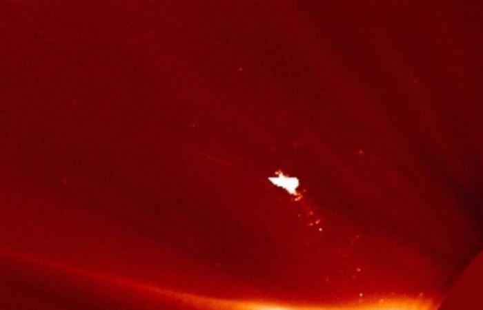 مُجدّداً... مُشاهدة جسم غريب فوق الشمس فما هو؟