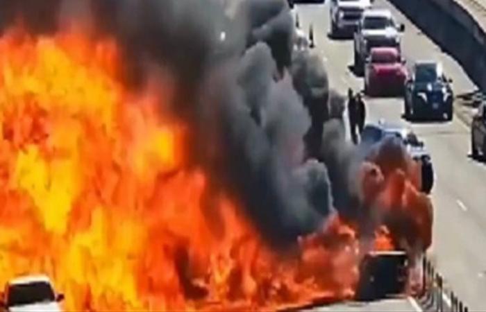 حريق كبير... فيديو لانفجار عنيف داخل سيارة في أميركا