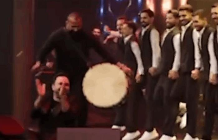 "أكلناها".. سقوط فنان لبناني شهير على المسرح شاهدوا ردة فعله (فيديو)