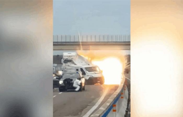 الطريق تحوّل إلى ساحة حرب.. سطو مسلح على شاحنة لنقل الأموال بأسلوب هوليوودي (فيديو)