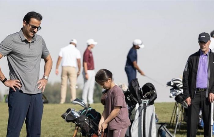 بالصور... أمير قطر يلعب "الغولف"!