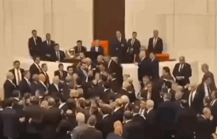 شجار عنيف وتضارب... شاهدوا ما حدث في مجلس النواب التركيّ (فيديو)
