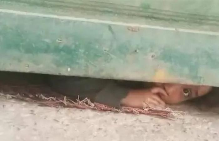 ترتعد خوفاً وتطلب المساعدة.. صورة طفلة يتيمة تهز مواقع التواصل في بلد عربي