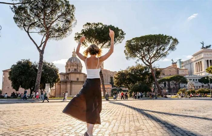 موقف غريب.. شابة تعطل السير بالرقص على أنغام الموسيقى