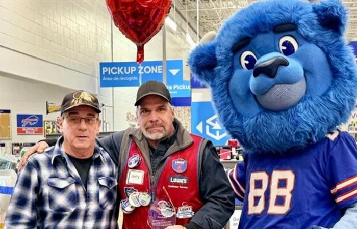 موظف أمريكي ينقذ حياة زميله ويحصل على جائزة بطولية