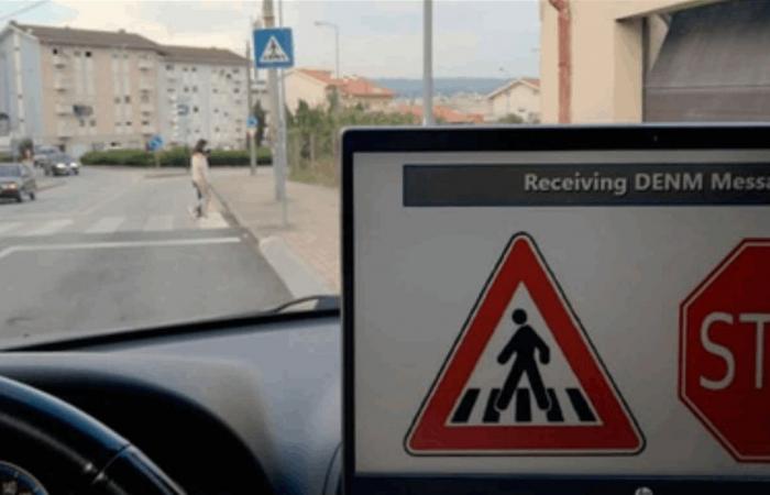 "سيارات محطمة" فوق الطرقات.. رسالة مبتكرة للحد من الحوادث (صور)