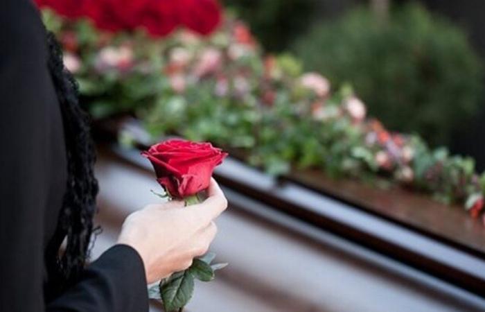 تعاون مع أشهر الفنانين... بعد صراع طويل مع السرطان الموت يُغيّب أحد أبرز كتاب الأغاني