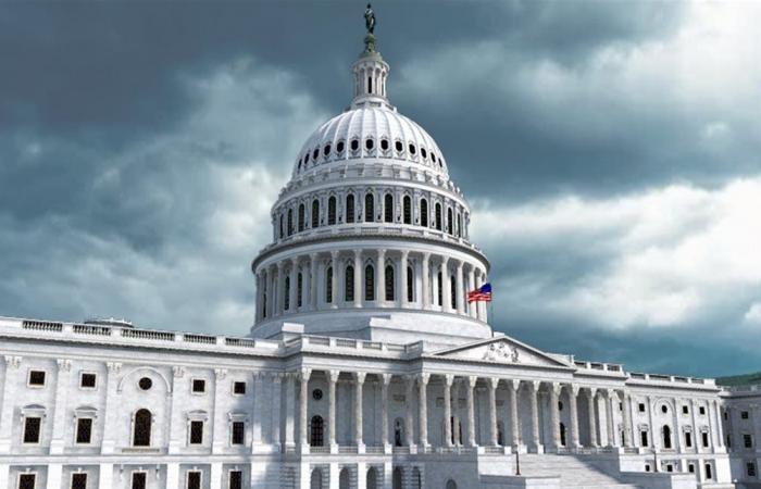 كان يرتدي سترة وقفازات عسكرية.. توقيف مسلح ركض نحو مبنى الكونغرس