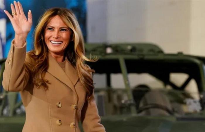بالصورة.. ميلانيا ترامب تثير جدلًا بنظاراتها الشمسية بعد وصولها إلى البيت الأبيض